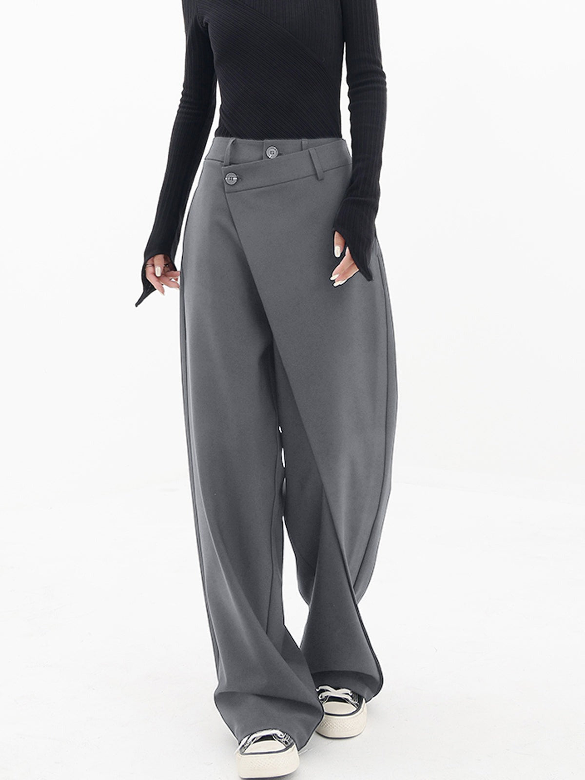 Pantalon large avec boutons superposés asymétriques