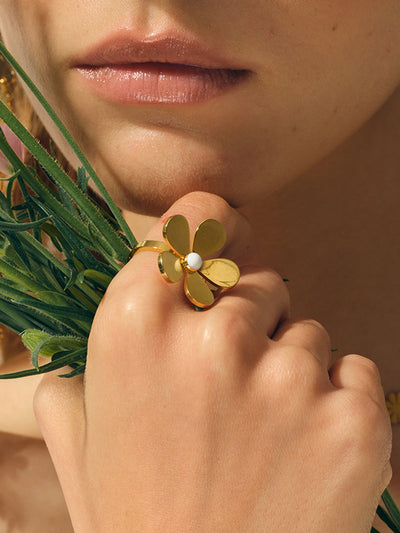 Bague marguerite en émail doré