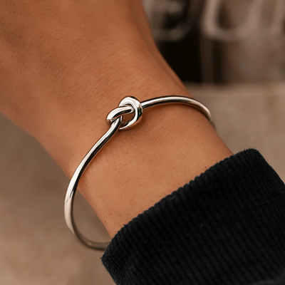 Vintage charm and modernity: twisted stainless steel bracelets